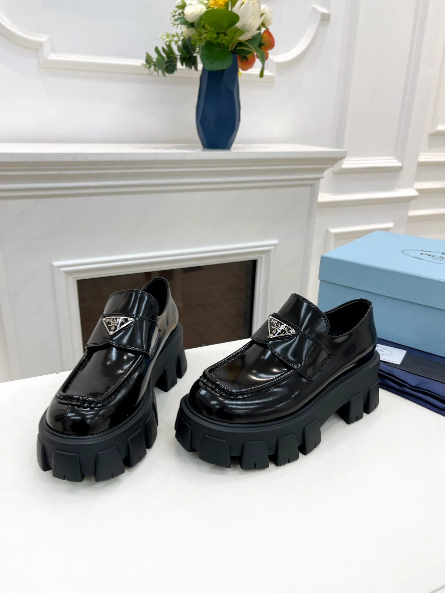 👟👟Ex-factory price 480👟👟 Women's shoe factory PRADA Prada loafers are now available! Top version! ! Copy the original! All sides are oily! Has a high-end temperament! Fabric: Grade A open-edge beaded cowhide. Buckle: Original board molded, never deformed. Lining: Silk cowhide, soft and smooth. Feet: Silk cowhide comfortable. Number of yards: 35-40.